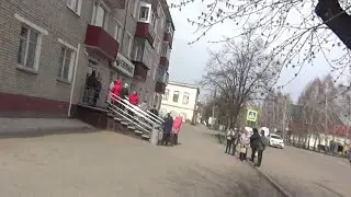 очередь в банк пускают по одному че за хрень