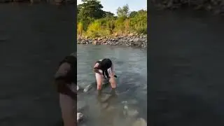 tante mandi di sungai gak pakai celana dalam 